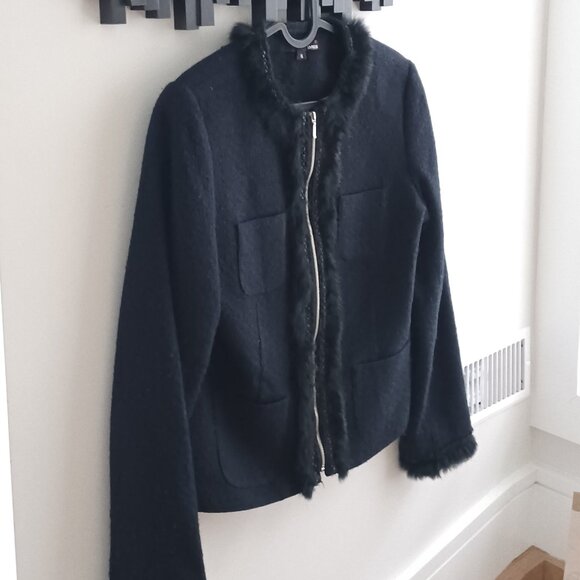 Black jacket with fake fur details by zipper, collar and cuffs. - Picture 6 of 7